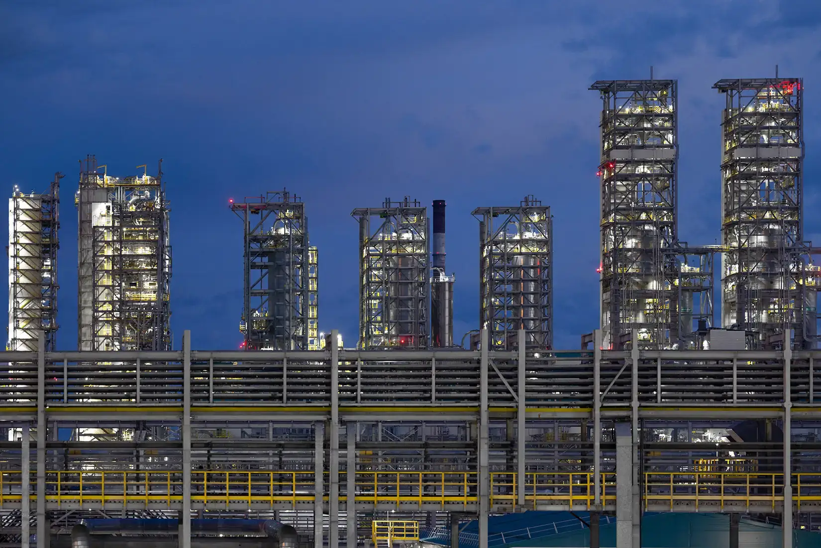 В Тобольске установили рекордную колонну дегазации полипропилена высотой 58 метров